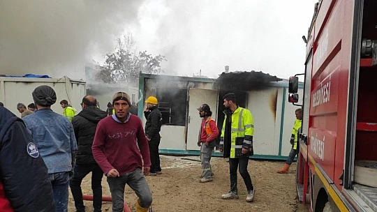 Elazığ'da işçilerin kaldığı 8 konteyner yanarak küle döndü