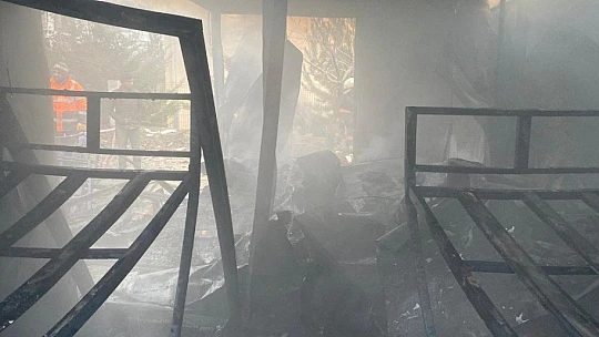 Elazığ'da işçilerin kaldığı 8 konteyner yanarak küle döndü