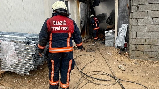Elazığ'da işçilerin kaldığı 8 konteyner yanarak küle döndü