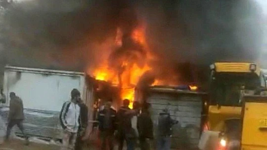 Elazığ'da işçilerin kaldığı 8 konteyner yanarak küle döndü