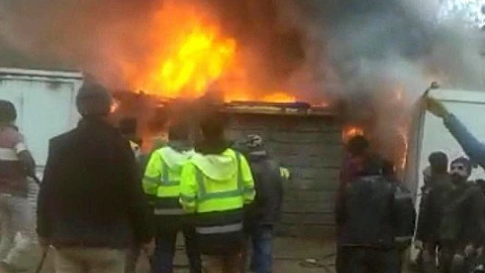 Elazığ'da işçilerin kaldığı 8 konteyner yanarak küle döndü