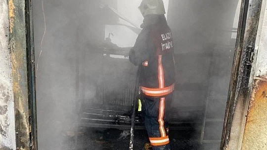 Elazığ'da işçilerin kaldığı 8 konteyner yanarak küle döndü