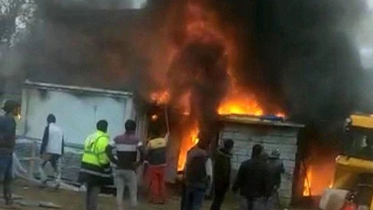 Elazığ'da işçilerin kaldığı 8 konteyner yanarak küle döndü