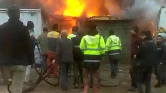 Elazığ'da işçilerin kaldığı 8 konteyner yanarak küle döndü