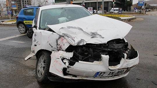 Elazığ'da itfaiye aracı ile otomobil çarpıştı: 7 yaralı