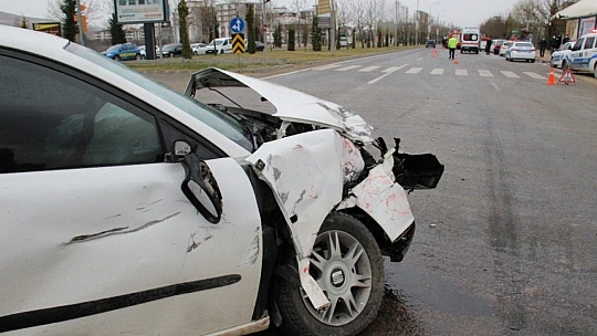 Elazığ'da itfaiye aracı ile otomobil çarpıştı: 7 yaralı