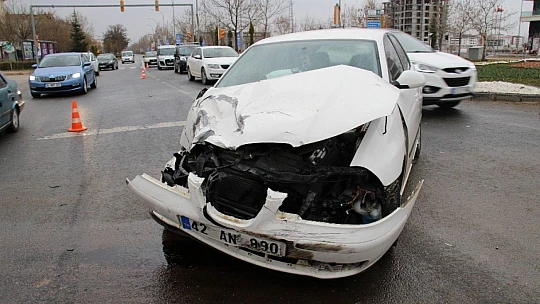 Elazığ'da itfaiye aracı ile otomobil çarpıştı: 7 yaralı