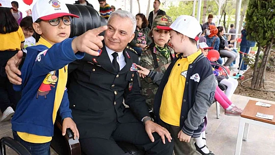 Elazığ'da jandarma ekipleri, çocukları misafir etti