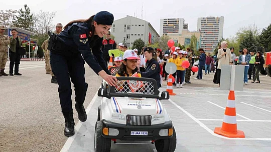 Elazığ'da jandarma ekipleri, çocukları misafir etti