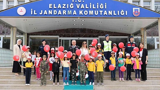 Elazığ'da jandarma ekipleri, çocukları misafir etti