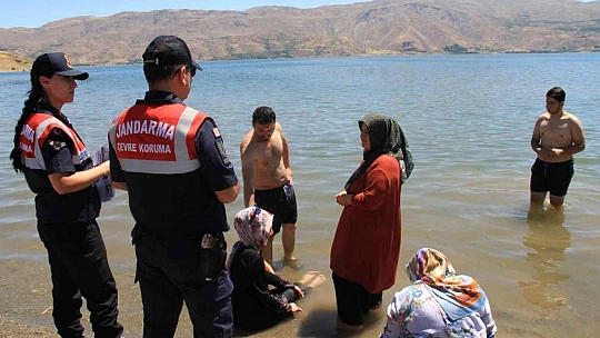 Elazığ'da jandarma ekipleri, vatandaşları suda boğulmalara karşı bilgilendirdi