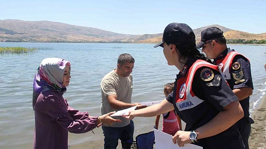 Elazığ'da jandarma ekipleri, vatandaşları suda boğulmalara karşı bilgilendirdi