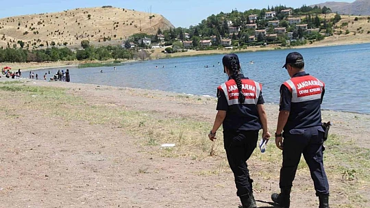 Elazığ'da jandarma ekipleri, vatandaşları suda boğulmalara karşı bilgilendirdi