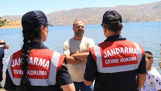 Elazığ'da jandarma ekipleri, vatandaşları suda boğulmalara karşı bilgilendirdi