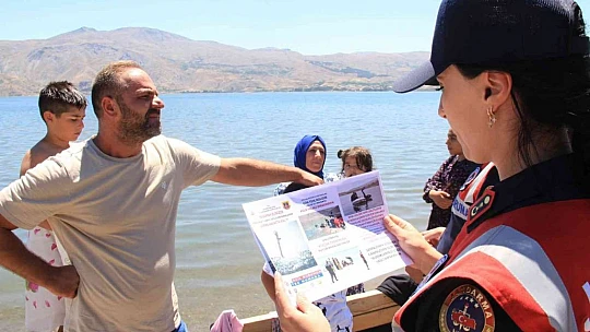 Elazığ'da jandarma ekipleri, vatandaşları suda boğulmalara karşı bilgilendirdi