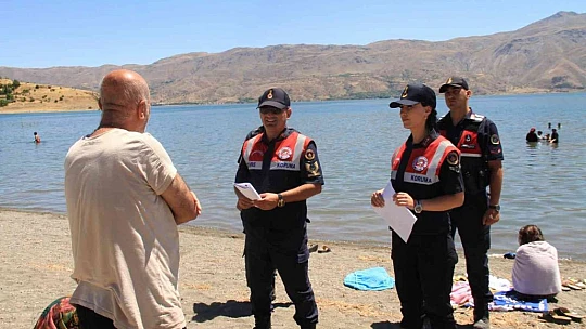 Elazığ'da jandarma ekipleri, vatandaşları suda boğulmalara karşı bilgilendirdi