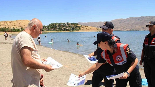 Elazığ'da jandarma ekipleri, vatandaşları suda boğulmalara karşı bilgilendirdi