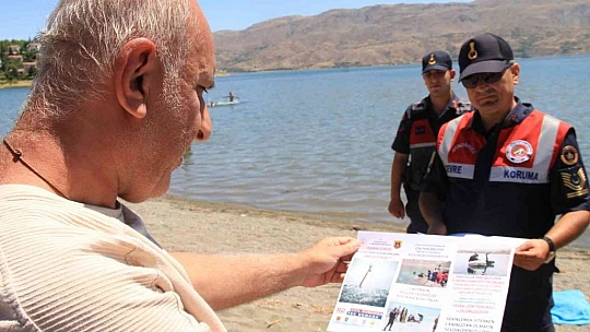 Elazığ'da jandarma ekipleri, vatandaşları suda boğulmalara karşı bilgilendirdi