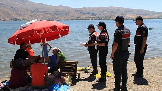 Elazığ'da jandarma ekipleri, vatandaşları suda boğulmalara karşı bilgilendirdi