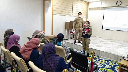 Elazığ'da jandarma kadınlara KADES'i anlattı