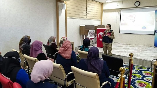 Elazığ'da jandarma kadınlara KADES'i anlattı