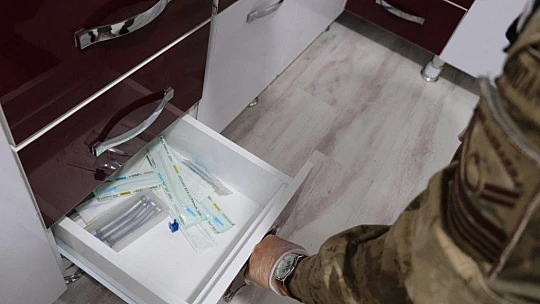 Elazığ'da kaçak diş kliniği basıldı, sahte diş hekimi yakalandı