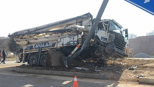 Elazığ'da kamyon, otomobile çarptı: 2'si ağır 4 yaralı