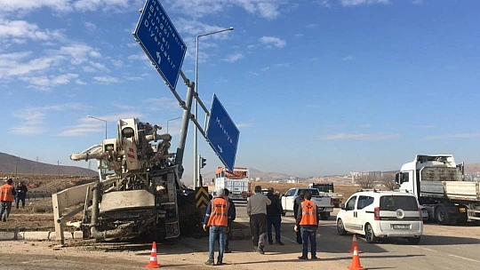 Elazığ'da kamyon, otomobile çarptı: 2'si ağır 4 yaralı
