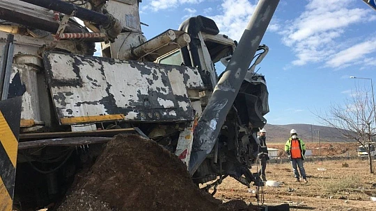 Elazığ'da kamyon, otomobile çarptı: 2'si ağır 4 yaralı