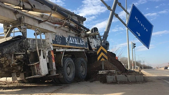 Elazığ'da kamyon, otomobile çarptı: 2'si ağır 4 yaralı