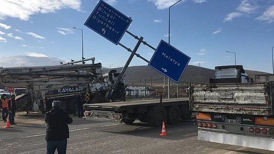 Elazığ'da kamyon, otomobile çarptı: 2'si ağır 4 yaralı