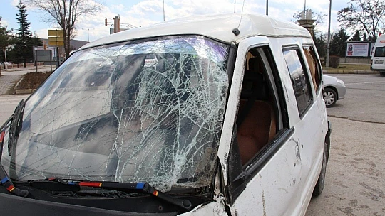 Elazığ'da kamyonet ile minibüs çarpıştı: 8 yaralı