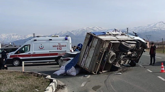Kamyonet, otomobilin üzerine devrildi:2 yaralı