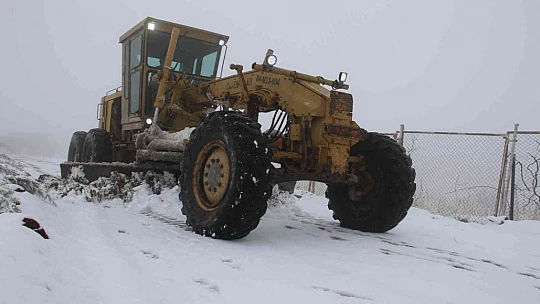 Elazığ'da kapalı 77 köy yolunu açmak için çalışmalar sürüyor