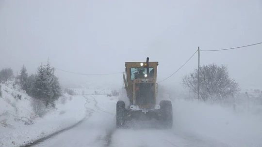 Elazığ'da kar, bir gecede 441 köy yolunu kapattı