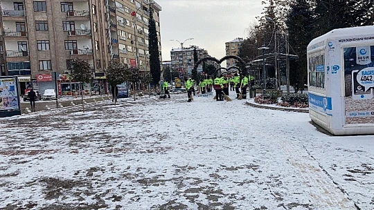 Elazığ'da kar etkili oldu, 101 köy yolu kapandı
