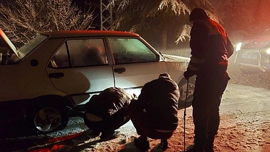 Elazığ'da kar etkili oldu, yolda kalanlara jandarma yetişti