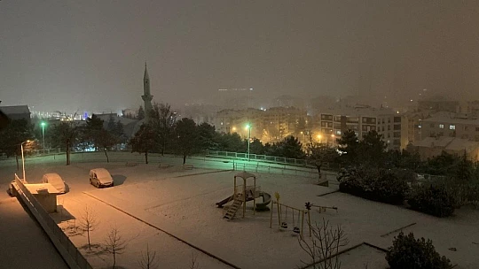 Elazığ'da kar etkili oldu, yolda kalanlara jandarma yetişti