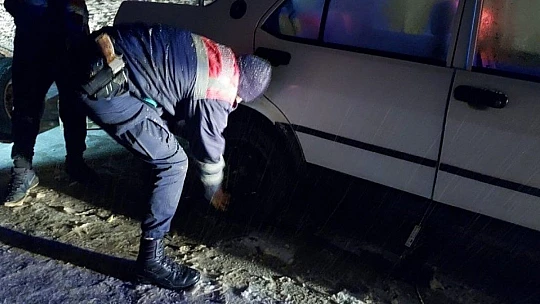 Elazığ'da kar etkili oldu, yolda kalanlara jandarma yetişti