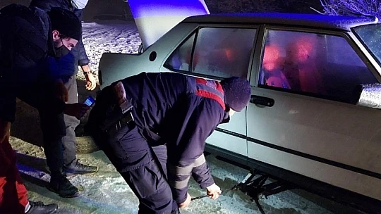 Elazığ'da kar etkili oldu, yolda kalanlara jandarma yetişti