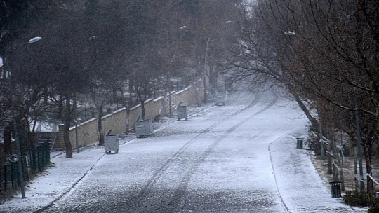 Elazığ'da kar yağışı başladı, tarihi mahalle beyaza büründü