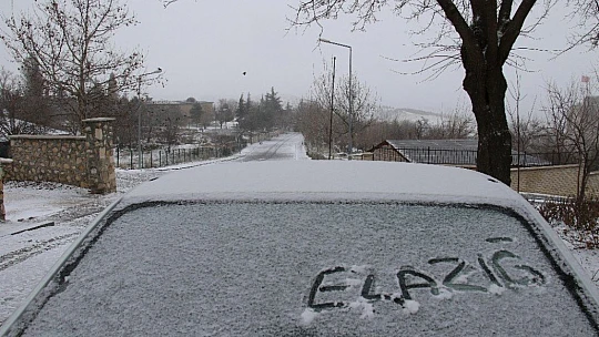 Elazığ'da kar yağışı başladı, tarihi mahalle beyaza büründü