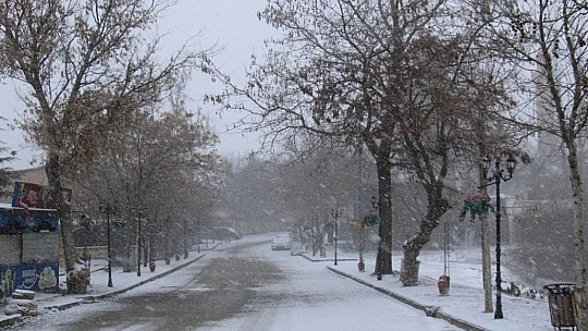 Elazığ'da kar yağışı başladı, tarihi mahalle beyaza büründü