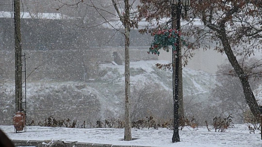 Elazığ'da kar yağışı başladı, tarihi mahalle beyaza büründü