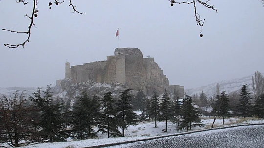 Elazığ'da kar yağışı başladı, tarihi mahalle beyaza büründü