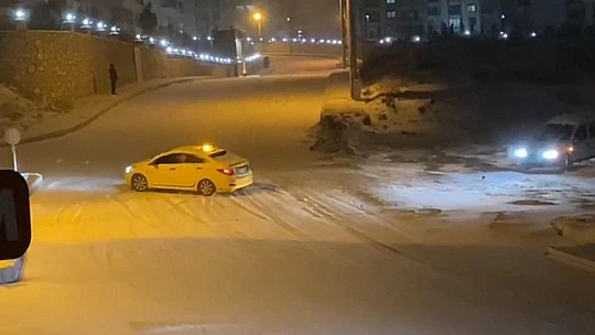 Rampada kayan araçlar birbirine çarptı