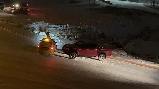 Rampada kayan araçlar birbirine çarptı