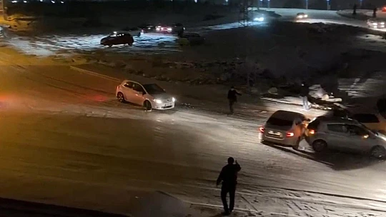 Rampada kayan araçlar birbirine çarptı