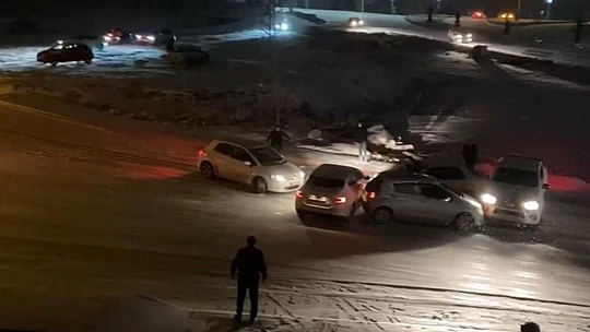 Rampada kayan araçlar birbirine çarptı