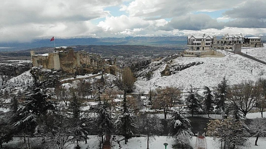 Elazığ'da kar yağışı, Harput beyaz gelinliğini giydi